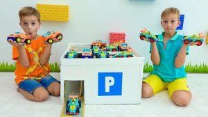 Дети играют с новыми игрушечными машинками Влада и Ники