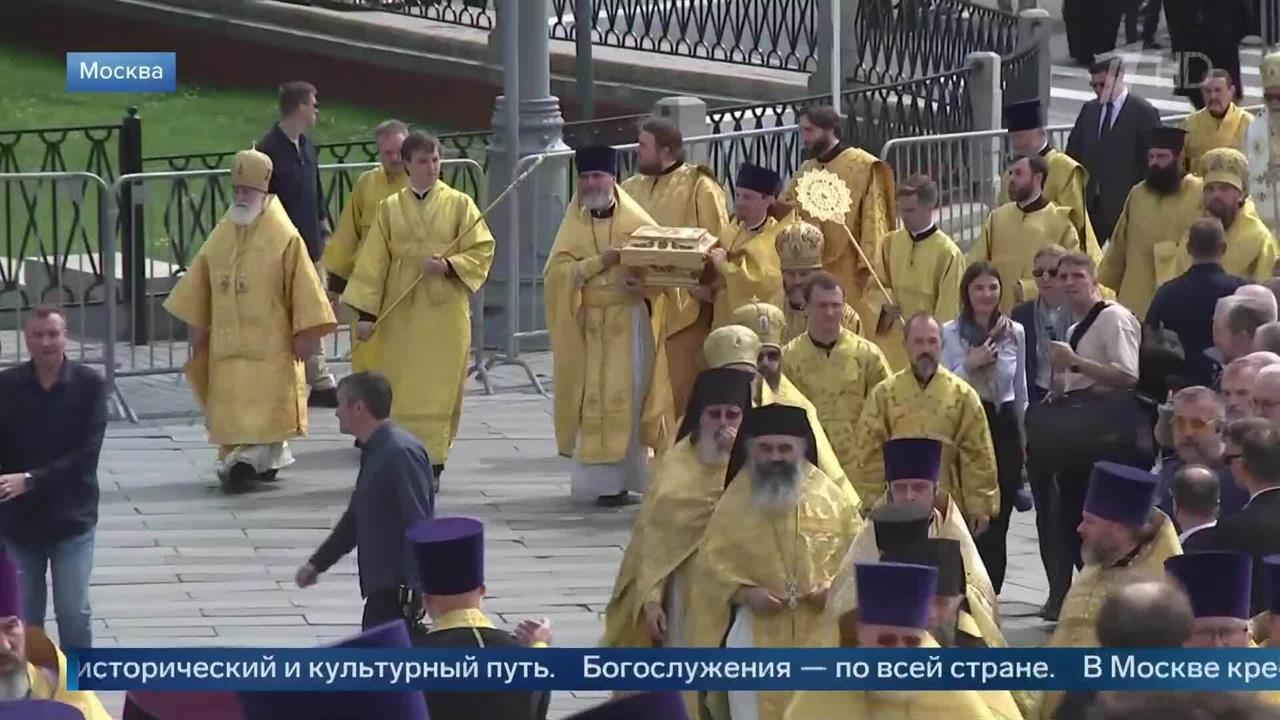 Патриарх Кирилл возглавил крестный ход и молебен в Москве в День Крещения Руси. смотреть онлайн