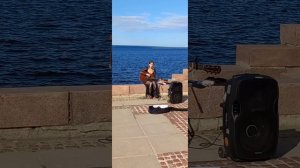 Девушка исполняет песню Виктора Цоя  - Кукушка. Петрозаводск, 25.07.2025.