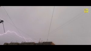 Гроза, молнии над домом