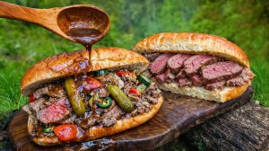 Сочный сэндвич по-чикагски на костре в глухом лесу