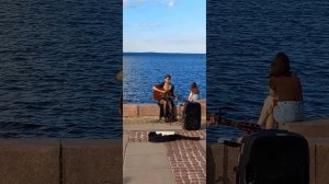 Девушка исполняет песню группы «ДДТ»  - Это всё... Петрозаводск, 25.07.2025.