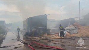 Спасатели тушат пожар на конюшне в Нижегородской области площадью 1 500 кв. м.
