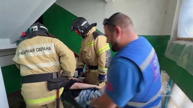 В Снежном сотрудники МЧС России оказали помощь 31-летней женщине
