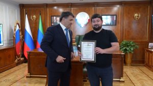 Джамбулат Салавов наградил Имамшамиля Гусейнова за поддержку людей с нарушениями слуха