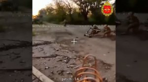 Кататься вдвоем на самокате опасно.Напоминает Министерство обороны России.