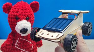 Медведь Костя Гоночная машина конструктор на солнечной батарее