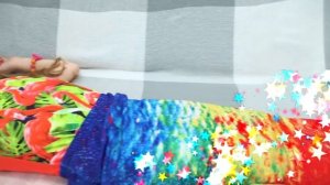 Ева наряжается в новые платья с папой