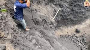 Строительство, шахтёр сбрасывает песок со стен карьера