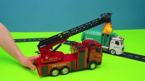 Игрушечная пожарная машина спасает горящий мусоровоз 🚒 Экскаватор строит дорогу  Игрушки для детей
