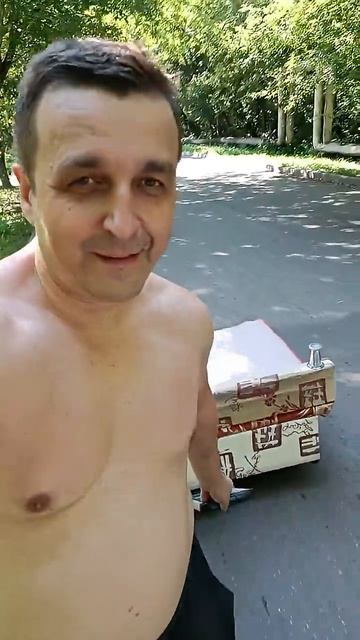 Везу старый диван в последний путь, в мир 