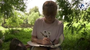 В летние каникулы ученики детской художественной школы проходят практику рисования на свежем воздухе