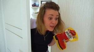 Ева учит и собирается показать поведение детей