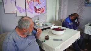 Надо собирать ягоду Пришла пора Не охота, но надо ПОДВАЛ ИЛЬИЧА повседневная жизнь семьи из Сибири