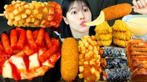Мукбанг - жареная курица и токпокки - много соуса, крупный план