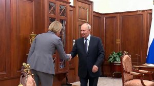 Владимир Путин в Кремле проводит встречу с Ольгой Абрамовой.