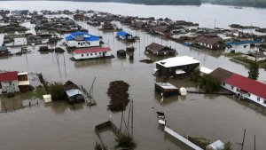Уровень воды в реках поднялся до опасной отметки в Якутии. Более ста домов ушли под воду