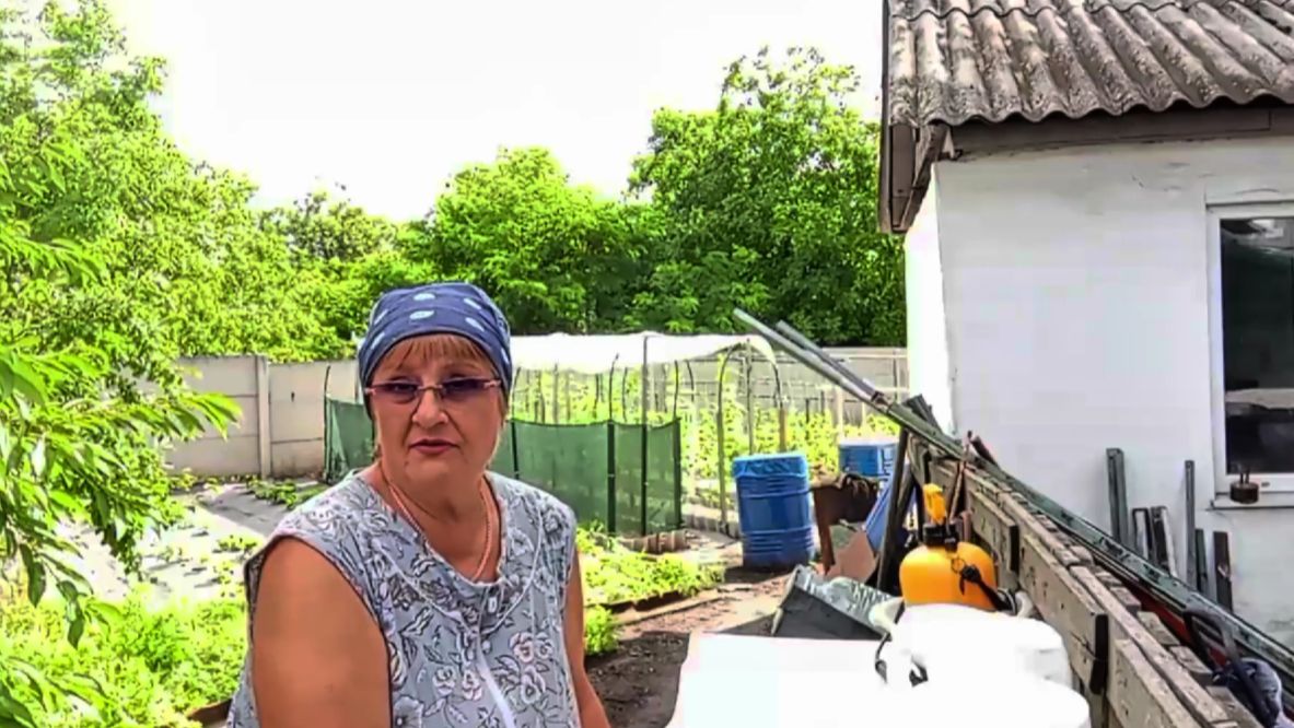 Собрала урожай , крымский лук порадовал , нам  много не бывает...