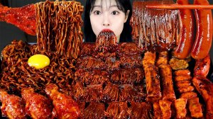 Мукбанг - курица и острая лапша и лапша с чёрным соусом - с хрустом