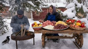 Уютный зимний обед, приготовленный на свежем воздухе. Деревенская кухня