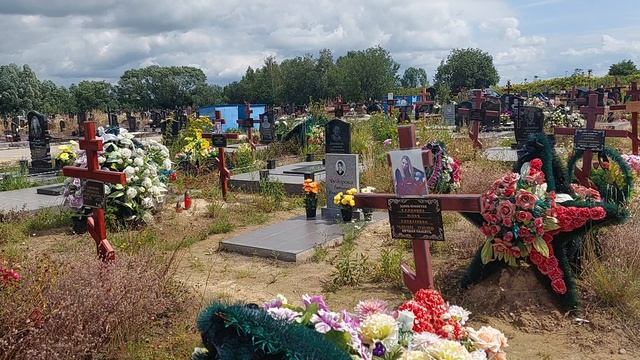 Ездили на кладбище к старшей.У нее последний месяц так все стоит.