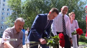 Герой России Владислав Головин возложил цветы и к памятнику Магомеду Нурбагандову