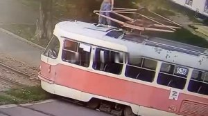 В Екатеринбурге, в микрорайоне Парковый (на перекрёстке улиц Тверитина и Мичурина).

Полуголый молод