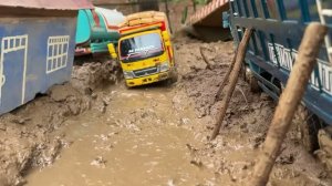 RC машинки 🚚 Как грузовик штурмует лес и грязь