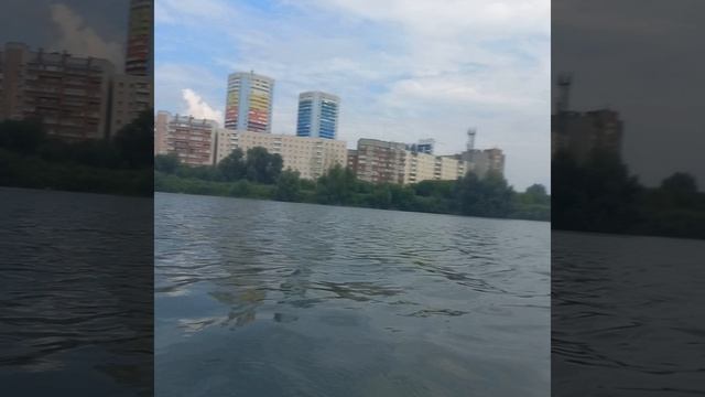 Я на озере катаюсь на вёсельной лодке на вешальные лодки вторая часть