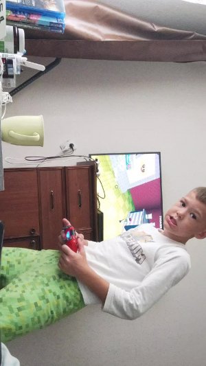 играем в roblox и fnaf