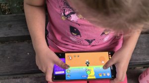 Ева играет в телефоне!