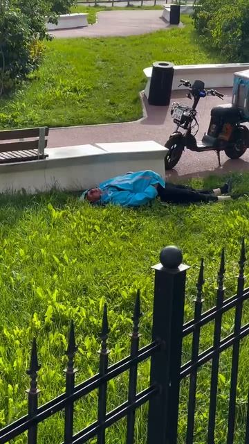Ничего удивительного — просто курьер так устал развозить заказы, что решил чуть-чуть отдохнуть 😅