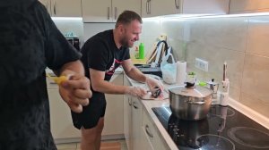 Самвел Адамян готовим рыбу на тракторную бригаду
