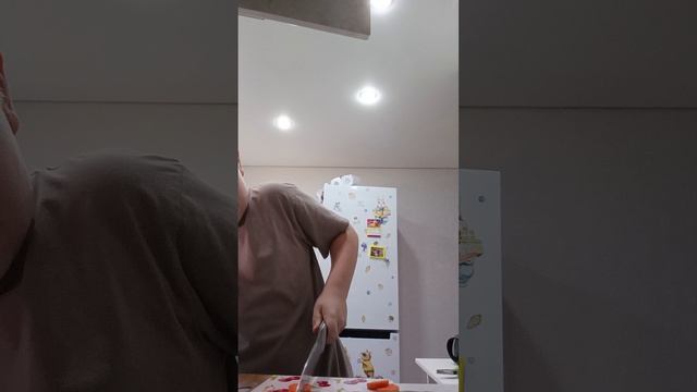 Режу морковь 🥕 за столом