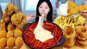Мукбанг - жареная курица и токпокки - острая подача, корейский стиль