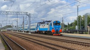ЭП2К-507 с скоростным пассажирским поездом «Аврора» следует через станцию Любань