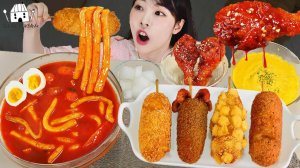 Мукбанг - жареная курица и токпокки - крупный план, еда на камеру