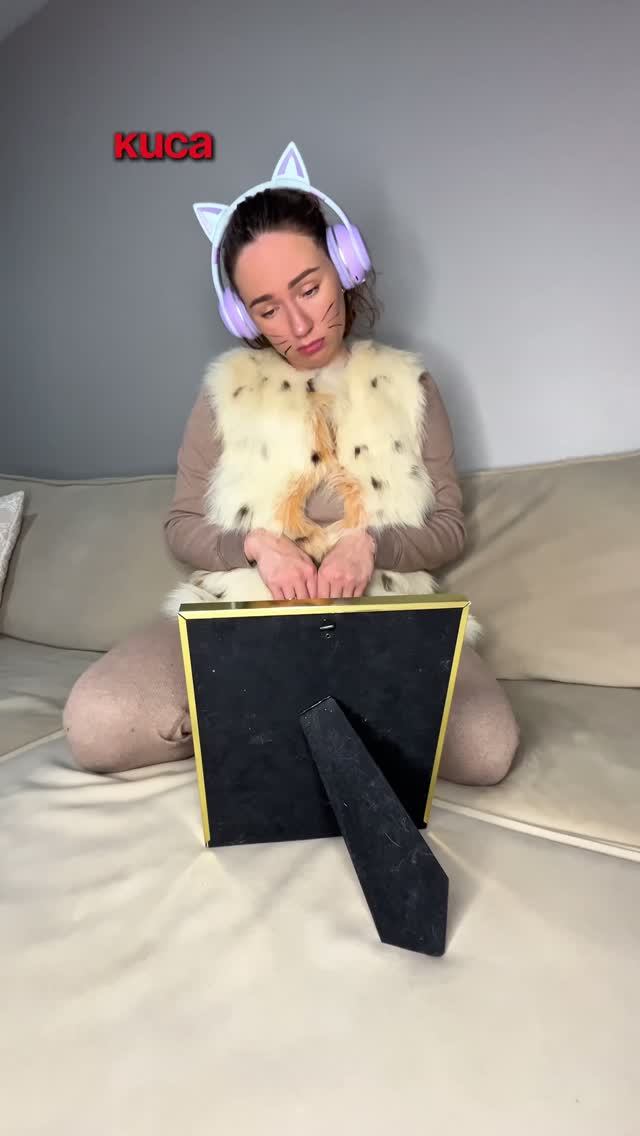 КОГДА КИСА ПОТЕРЯЛА КРАСНУЮ ТОЧКУ🤣 #семья #есения #eseniya #ржака #прикол #киса