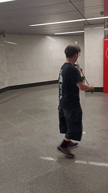 Москва, метро проспект Вернадского, весёлый музыкант