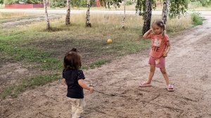 Девочки гуляют