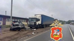 В Подмосковье иномарка с 14-летним водителем врезалась в грузовик, два человека погибли.