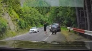 🤣🔥Турист залип в телефон и не заметил медведя.
🐻 медведь в шоке