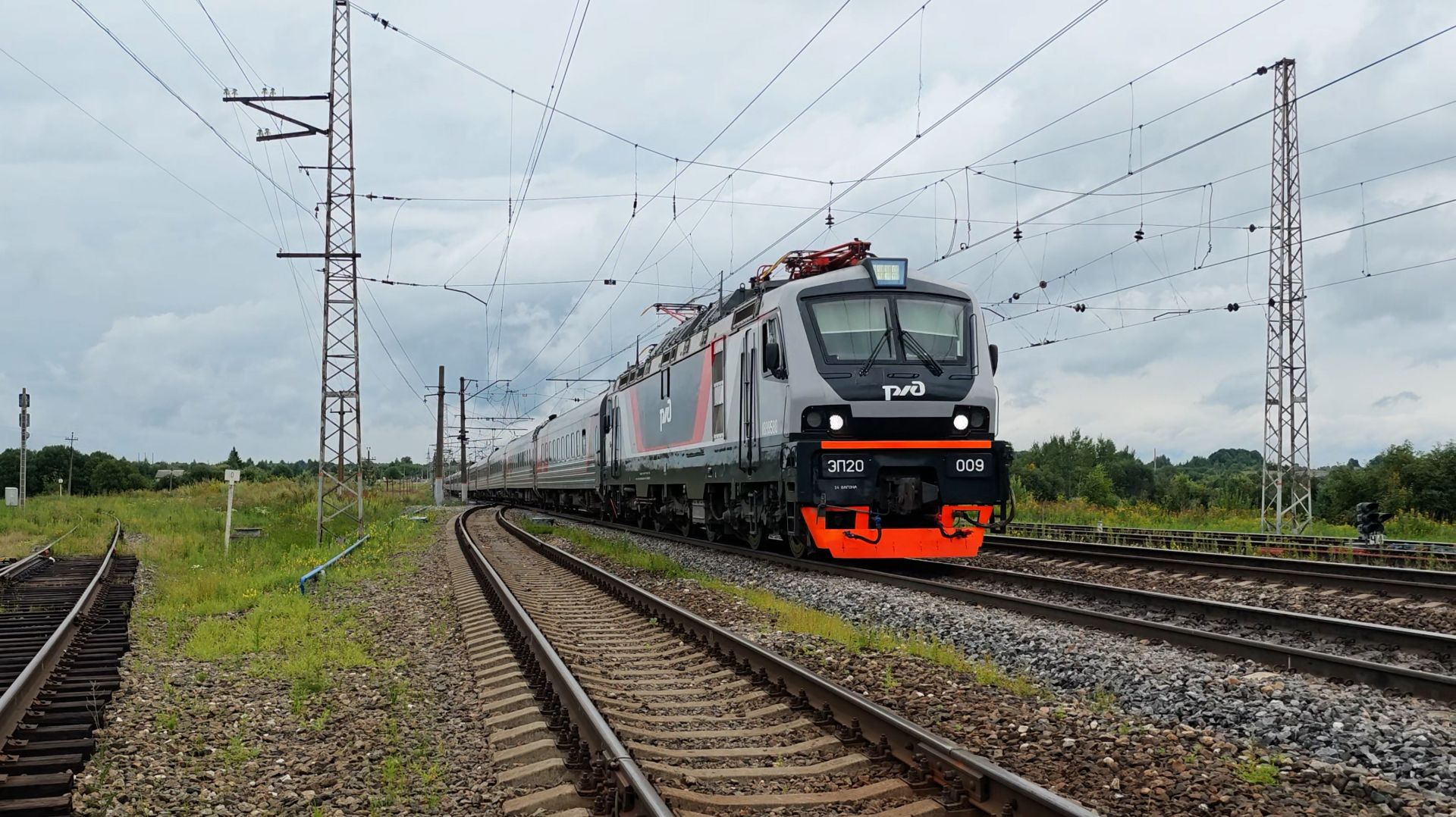 Электровоз ЭП20-009 с пассажирским поездом