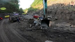 Строительство, экскаватор копает песок