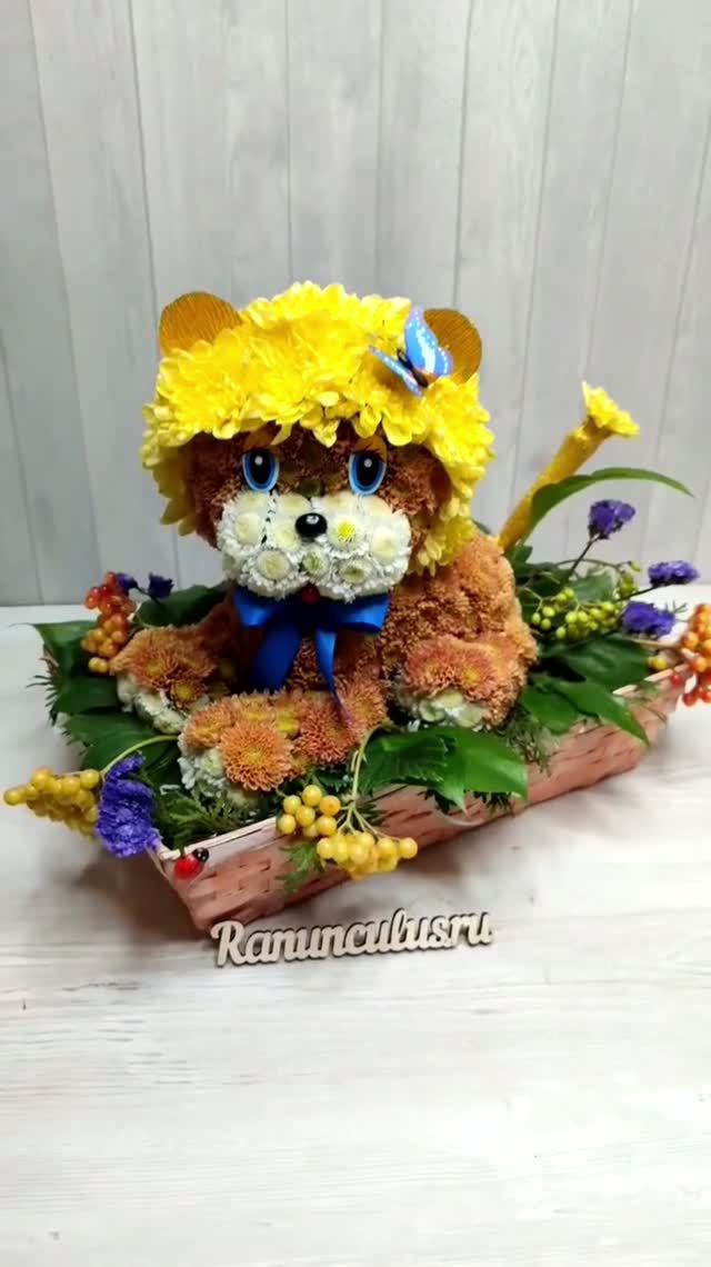Фигурка льва из живых цветов
