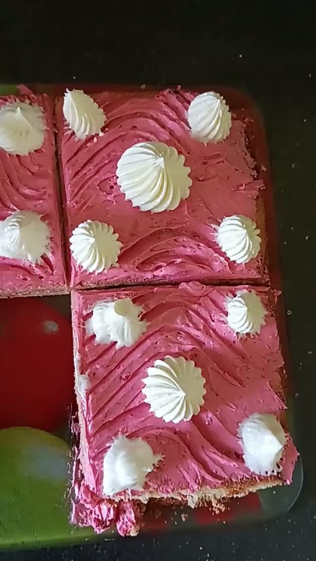 Пирожные с масляным кремом) Вишня в креме имеется)