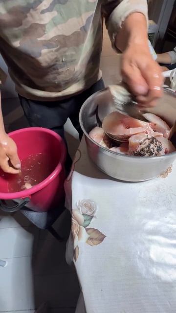 Отец солит щуку 🎣