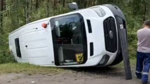 Иномарка в Татарстане протаранила автобус с детской хоккейной командой