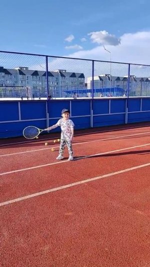 весна и теннис переходит на улицу