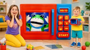 ДИАНА И РОМА | Волшебная игрушечная печка и веселые игры с мамой